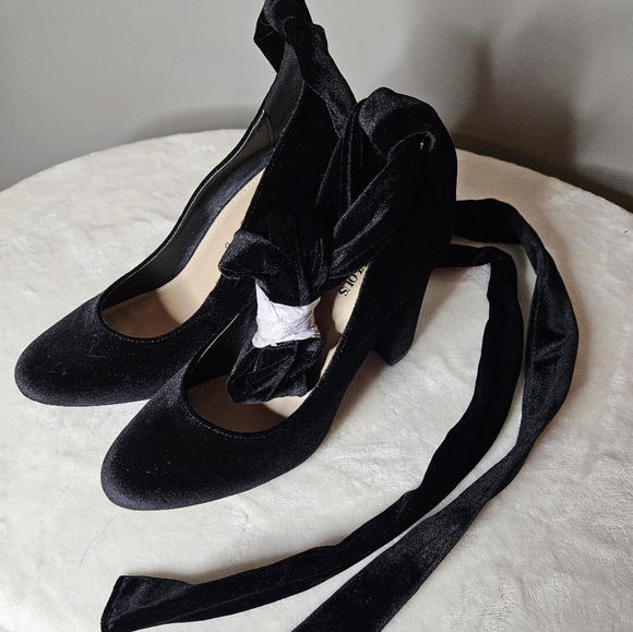 Black velvet block heal with lace up leg - Picture 4 of 7